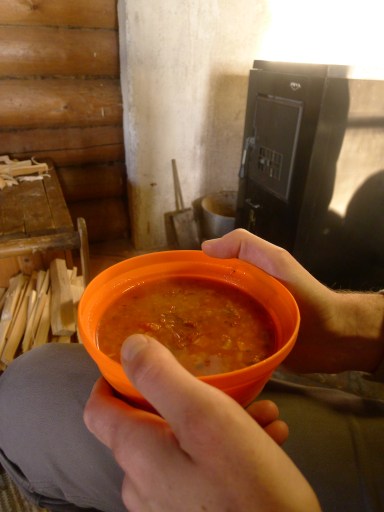 Tomaattinen linssikeitto