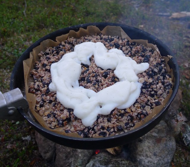 Mustikkapiirakkaa ja vaniljakiisselijä nuotiolla