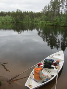 Lemmenjoella veneessä rinkka