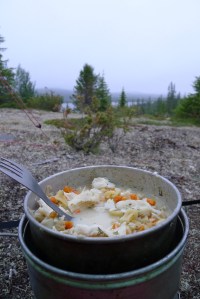 Punainen kalakeitto valkoisena