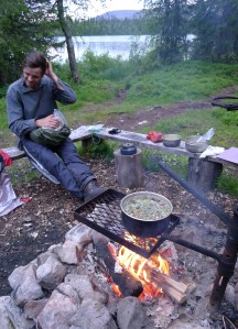 Papusienipataa tekemässä